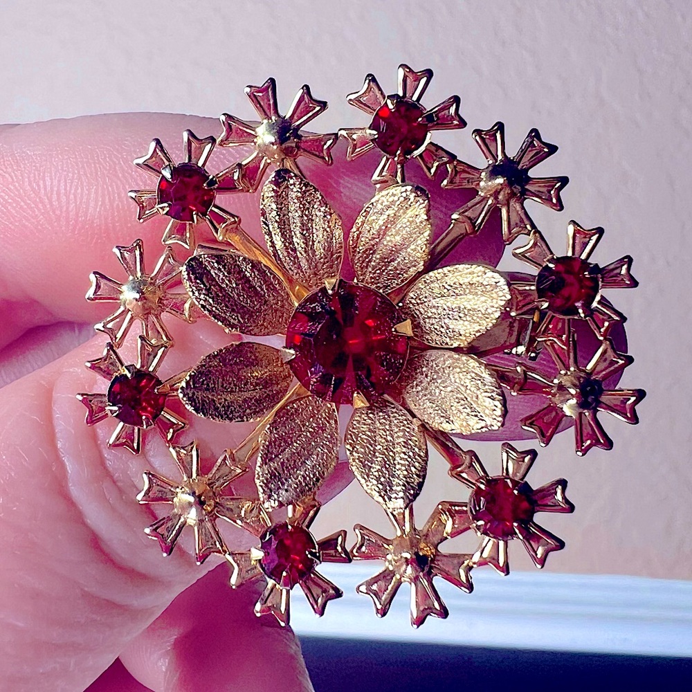 Vintage Gold Tone and Ruby Red Crystal Floral Brooch / Pin, Rhinestone Jewelry